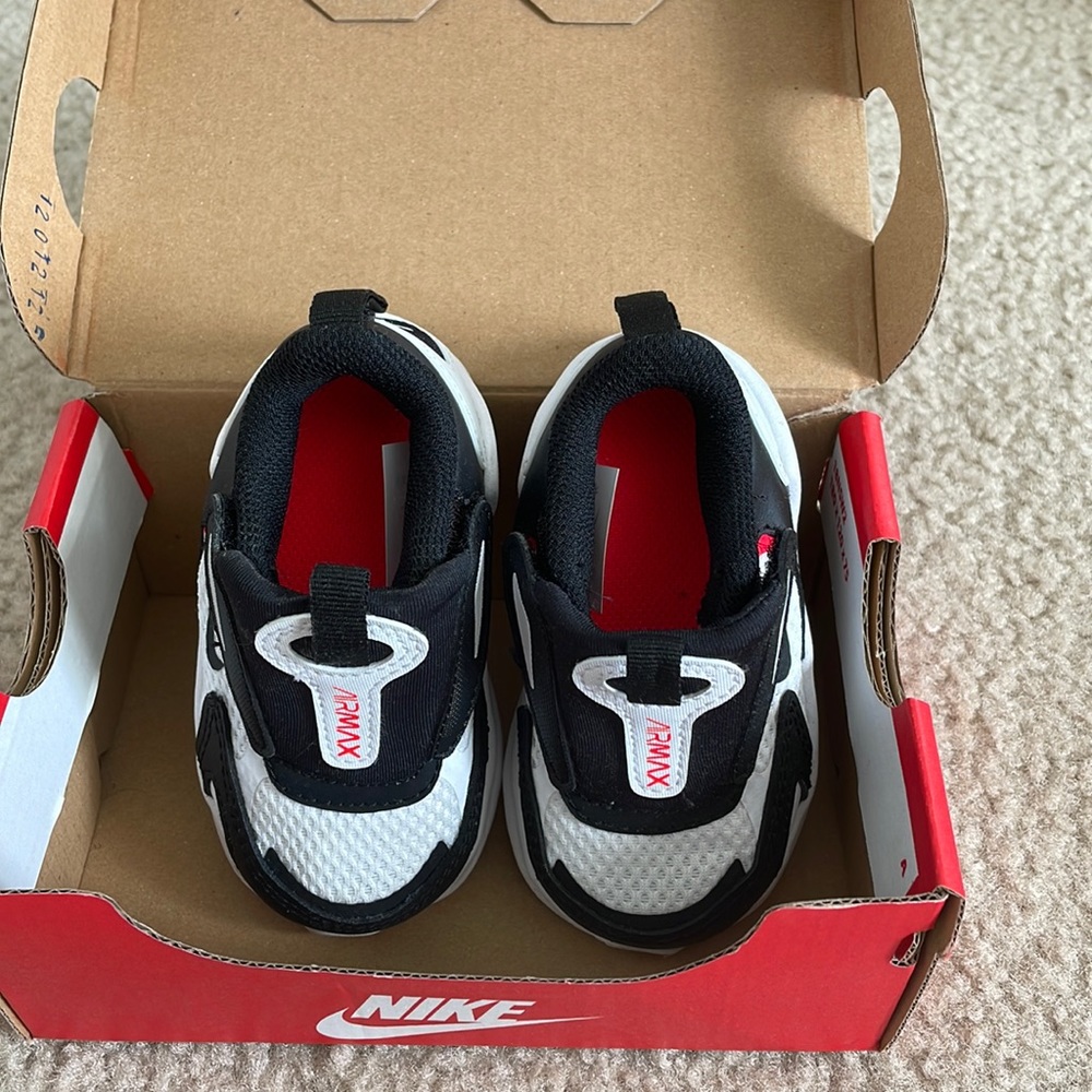Nike air max bolt toddler size 4 never worn, in box